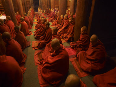 meditujici mnisi